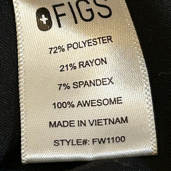 FIGS Casma Three-Pocket Scrub Top. - Picture 12 of 12